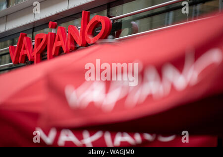 20. August 2019, Baden-Wuerttemberg, Stuttgart: Das Logo der Restaurantkette Vapiano steht auf der Außenfassade eines Restaurants im Stadtzentrum. Am 21.08.2019 Die Hauptversammlung der Restaurant kette wird in Köln stattfinden. Foto: Fabian Sommer/dpa Stockfoto