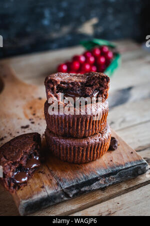 Nahaufnahme der hausgemachte Schokolade Muffins auf rustikalen Schneidebrett Stockfoto