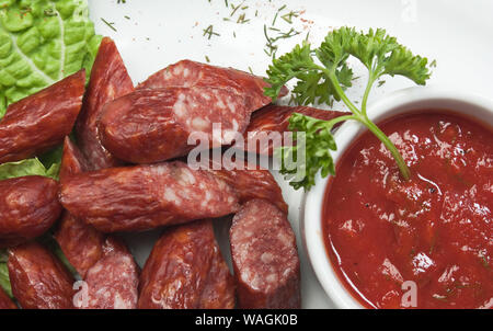 gehackte Würste gebraten mit Gemüse und Gewürzen Stockfoto