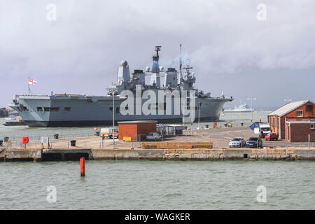 HMS Ark Royal (R07) kommen neben an Her Majesty's Naval Base, Portsmouth (HMNB Portsmouth) im Jahr 2008. Am 11. März 2011 außer Betrieb genommen. Stockfoto