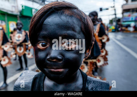 Ein Filipino Kind nimmt an der Parade während der ati-atihan-Festival, Kalibo, Panay Island, Aklan Provinz, die Philippinen Stockfoto