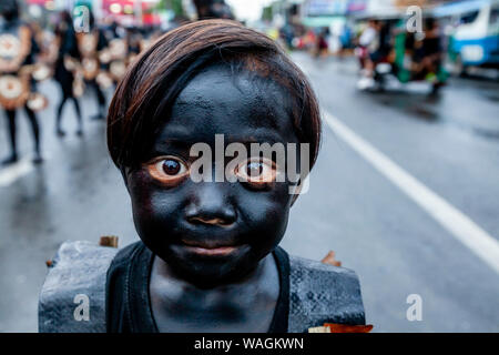 Ein Filipino Kind nimmt an der Parade während der ati-atihan-Festival, Kalibo, Panay Island, Aklan Provinz, die Philippinen Stockfoto