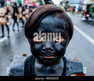 Ein Filipino Kind nimmt an der Parade während der ati-atihan-Festival, Kalibo, Panay Island, Aklan Provinz, die Philippinen Stockfoto