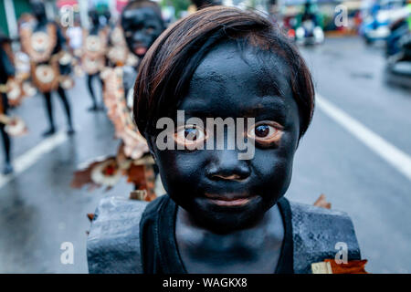 Ein Filipino Kind nimmt an der Parade während der ati-atihan-Festival, Kalibo, Panay Island, Aklan Provinz, die Philippinen Stockfoto