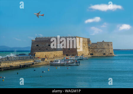 Heraklion Hafen mit alten venezianischen Festung Koules. Schönen blauen Himmel und Wolken. Κούλες oder Castello a Mare ist eine Festung. Stockfoto