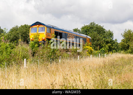 GBRf Klasse 66 Güterzuglokomotive Running Light durch den englischen Sommer Landschaft zwischen Melton Mowbray und Oakham. Großbritannien Stockfoto