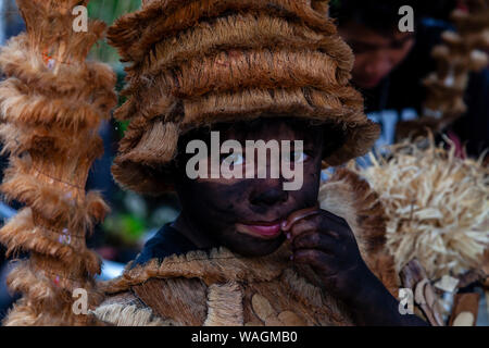 Ein Junge gekleidet in Tribal Kostüm an der Ati-Atihan-Festival, Kalibo, Panay Island, Aklan Provinz Western Visayas, Philippinen. Stockfoto