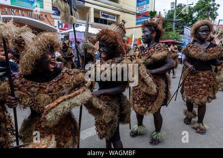 Zwei Jungen Teilen ein Witz während der ati-atihan-Festival in Kalibo, Panay Island, Aklan Provinz Western Visayas, Philippinen. Stockfoto