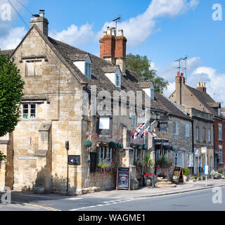 Eckschrank Inn entlang Gloucester Straße in der alten Anglo-sächsischen Stadt Winchcombe, Cotswolds, Gloucestershire, England Stockfoto