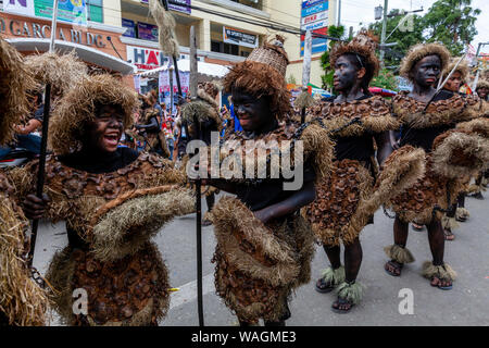 Zwei Jungen Teilen ein Witz während der ati-atihan-Festival in Kalibo, Panay Island, Aklan Provinz Western Visayas, Philippinen. Stockfoto