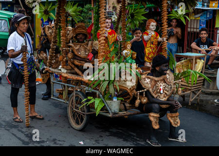 Die lokale Bevölkerung in Tribal Kostüm Parade warten durch die Straßen von Kalibo während der ati-atihan-Festival, Kalibo, Panay Island, Philippinen. Stockfoto