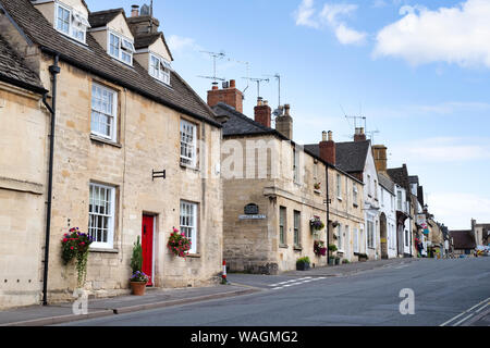 Cotswold stone Gebäude entlang der Gloucester Straße Winchcombe, Gloucestershire, England Stockfoto