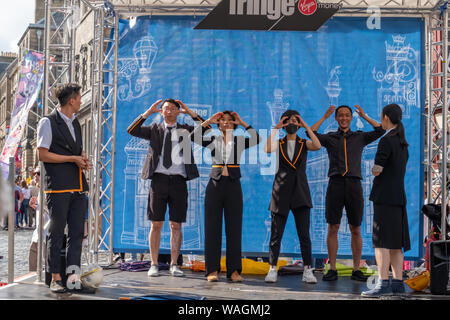 Edinburgh, Schottland, Großbritannien. 20. August 2019. Darsteller auf der Royal Mile und die Förderung des Lebens in Hongkong am Platz Veranstaltungsort 45 während des Edinburgh Fringe Festival. Zeitgenössische mime durch tägliche Leben inspiriert, Collagieren alltägliche Szenen die unterschiedlichen Gesichter von Hong Kong zu zeigen. Direktor Tang Wai-Kit führt 6 Akteure dieses beeindruckende Werk voller Lachen und Tränen zu erstellen. Credit: Skully/Alamy leben Nachrichten Stockfoto