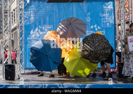 Edinburgh, Schottland, Großbritannien. 20. August 2019. Darsteller auf der Royal Mile und die Förderung des Lebens in Hongkong am Platz Veranstaltungsort 45 während des Edinburgh Fringe Festival. Zeitgenössische mime durch tägliche Leben inspiriert, Collagieren alltägliche Szenen die unterschiedlichen Gesichter von Hong Kong zu zeigen. Direktor Tang Wai-Kit führt 6 Akteure dieses beeindruckende Werk voller Lachen und Tränen zu erstellen. Credit: Skully/Alamy leben Nachrichten Stockfoto