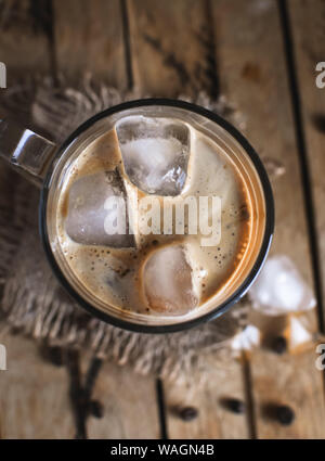 Close-up Eis Kaffee in einem Glas auf Holz- Hintergrund, Ansicht von oben Stockfoto