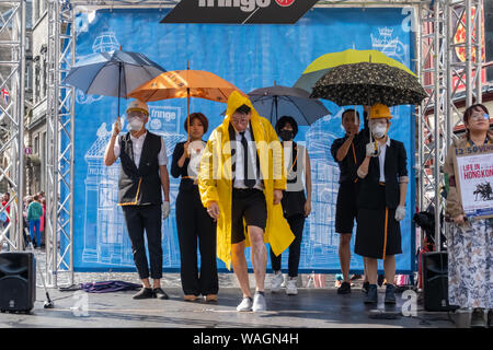 Edinburgh, Schottland, Großbritannien. 20. August 2019. Darsteller auf der Royal Mile und die Förderung des Lebens in Hongkong am Platz Veranstaltungsort 45 während des Edinburgh Fringe Festival. Zeitgenössische mime durch tägliche Leben inspiriert, Collagieren alltägliche Szenen die unterschiedlichen Gesichter von Hong Kong zu zeigen. Direktor Tang Wai-Kit führt 6 Akteure dieses beeindruckende Werk voller Lachen und Tränen zu erstellen. Credit: Skully/Alamy leben Nachrichten Stockfoto