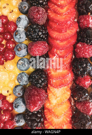 Fruit Cake von oben, Erdbeeren, Himbeeren, Heidelbeeren, Stockfoto