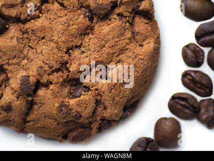 Ansicht von oben, Chocolate Chip Cookies und die beste Geröstete Kaffeebohnen aus Brasilien. Weißer Hintergrund. Von oben. Stockfoto