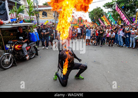 Ein Feuerspucker führt auf der Straße während der ati-atihan-Festival, Kalibo, Panay Island, Aklan Provinz der Philippinen. Stockfoto