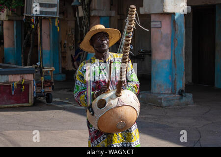 Orlando, Florida. August 14, 2019. Afrikanische Musiker spielen, typische Streichinstrument im Tierreich Stockfoto