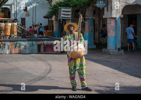 Orlando, Florida. August 14, 2019. Afrikanische Musiker spielen, typische Streichinstrument im Tierreich Stockfoto