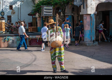 Orlando, Florida. August 14, 2019. Afrikanische Musiker spielen, typische Streichinstrument im Tierreich Stockfoto