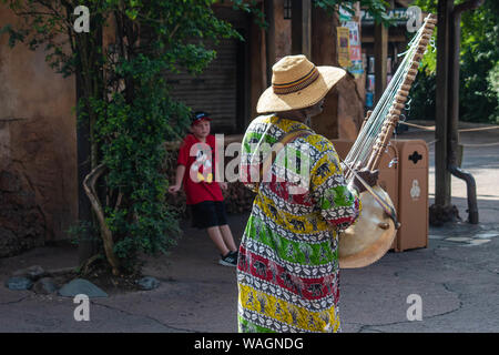 Orlando, Florida. August 14, 2019. Afrikanische Musiker spielen, typische Streichinstrument im Tierreich Stockfoto