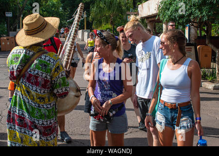 Orlando, Florida. August 14, 2019. Afrikanische Musiker spielen, typische Streichinstrument im Tierreich Stockfoto