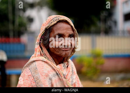 Closeup Portrait einer Bangladeshi Obdachlose ältere Frau betteln oder Hilfe auf einer belebten Straße suchen. Stockfoto