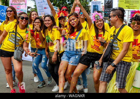 Glückliche junge Filipinos nehmen Teil an einer Straße Prozession während der ati-atihan-Festival, Kalibo, Panay Island, Aklan Provinz der Philippinen. Stockfoto