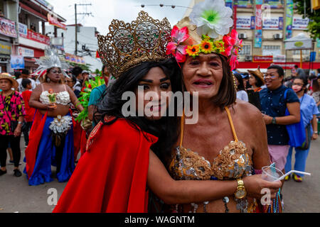 Die Menschen nehmen Teil an einer Straße Prozession während der ati-atihan-Festival, Kalibo, Panay Island, Aklan Provinz der Philippinen. Stockfoto