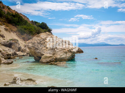 Wunderschöne Landschaft am Strand in Griechenland. Blauer Himmel und weiße Wolken an einem schönen Strand in Griechenland. Strand Ferien in Griechenland. Stockfoto