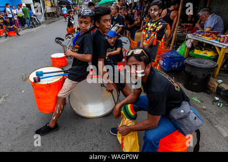 Trommler warten An der Ati-Atihan-Festival, Kalibo, Panay Island, Aklan Provinz, die Philippinen zu nehmen. Stockfoto