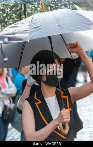 Edinburgh, Schottland, Großbritannien. 20. August 2019. Ein Interpret auf der Royal Mile und die Förderung des Lebens in Hongkong am Platz Veranstaltungsort 45 während des Edinburgh Fringe Festival. Zeitgenössische mime durch tägliche Leben inspiriert, Collagieren alltägliche Szenen die unterschiedlichen Gesichter von Hong Kong zu zeigen. Direktor Tang Wai-Kit führt 6 Akteure dieses beeindruckende Werk voller Lachen und Tränen zu erstellen. Credit: Skully/Alamy leben Nachrichten Stockfoto