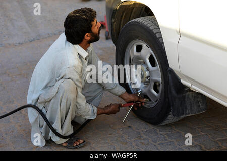 Mechanische Befestigung ein Auto, Rad, Oman Stockfoto