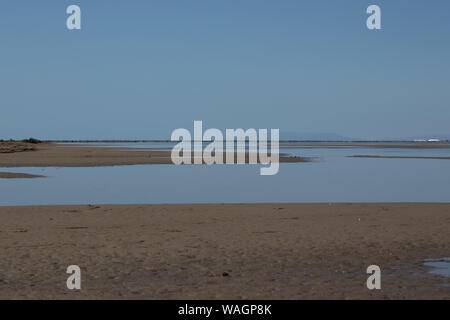 Blick von El Trabucador Strand im Naturpark Delta del Ebro in Spanien Stockfoto