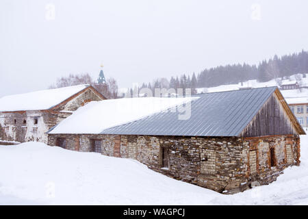 Alte Gebäude aus Stein aus dem 18. Jahrhundert verlassenen Fabrik Workshops in einem rustikalen Winterlandschaft Stockfoto