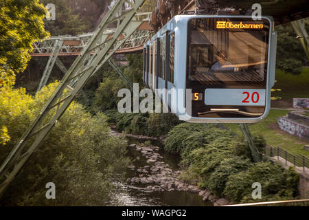 Die Wuppertaler Schwebebahn, Zug der neuesten Generation 15, Wuppertal, Deutschland, über die Wupper, Stockfoto