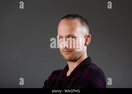 Edinburgh, Schottland. 20. August. 2019. Autor, Matt Wesolowski nimmt ein Foto bei Edinburgh International Book Festival. Pako Mera/Alamy leben Nachrichten Stockfoto