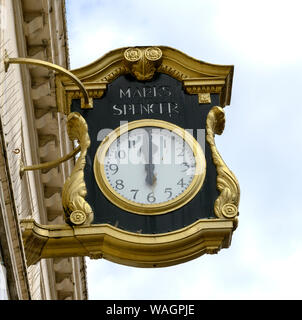 Öffentliche Uhr außerhalb der alten Mark und Spencer Ladengeschäft bei 44 Market Street, Falmouth, Cornwall, England, Großbritannien Stockfoto