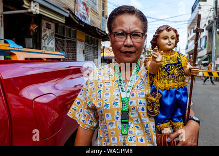 Die lokale Bevölkerung Parade ihre Santo Nino Statuen in den Straßen von Kalibo während der ati-atihan-Festival, Kalibo, Panay Island, Philippinen. Stockfoto