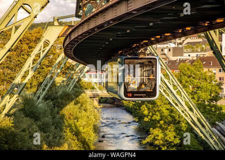 Die Wuppertaler Schwebebahn, Zug der neuesten Generation 15, Wuppertal, Deutschland, über die Wupper, Stockfoto