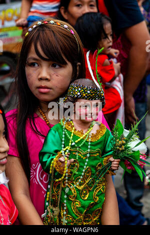 Kinder Parade ihre Santo Nino Statuen in den Straßen von Kalibo während der ati-atihan-Festival, Kalibo, Panay Island, Philippinen. Stockfoto