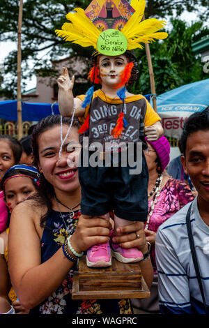 Die lokale Bevölkerung Parade ihre Santo Nino Statuen in den Straßen von Kalibo während der ati-atihan-Festival, Kalibo, Panay Island, Philippinen. Stockfoto