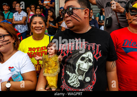 Die lokale Bevölkerung Parade ihre Santo Nino Statuen in den Straßen von Kalibo während der ati-atihan-Festival, Kalibo, Panay Island, Philippinen. Stockfoto