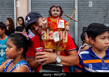 Die lokale Bevölkerung Parade ihre Santo Nino Statuen in den Straßen von Kalibo während der ati-atihan-Festival, Kalibo, Panay Island, Philippinen. Stockfoto