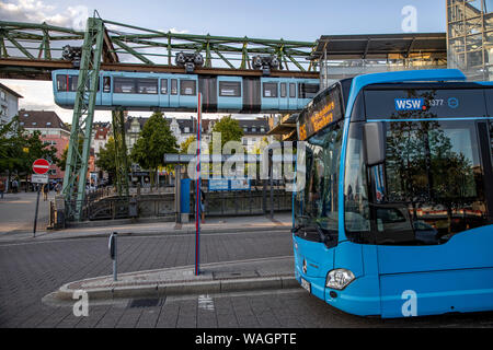 Die Wuppertaler Schwebebahn, Zug der neuesten Generation 15, Wuppertal, Wuppertal Barmen Bahnhof, Bus-Anschluss, Stockfoto