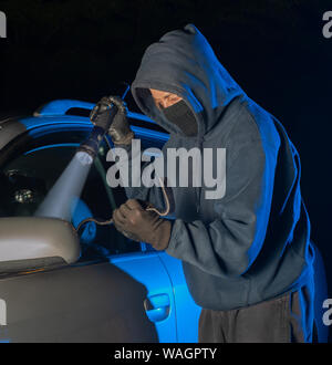 Dieb und Räuber, die versuchen, das Auto zu übernehmen oder Stehlen in Sachen Stockfoto