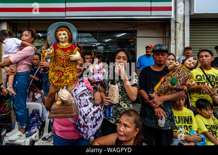 Die lokale Bevölkerung Parade ihre Santo Nino Statuen in den Straßen von Kalibo während der ati-atihan-Festival, Kalibo, Panay Island, Philippinen. Stockfoto