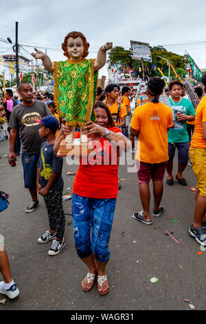 Die lokale Bevölkerung Parade ihre Santo Nino Statuen in den Straßen von Kalibo während der ati-atihan-Festival, Kalibo, Panay Island, Philippinen. Stockfoto